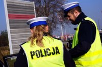 Policjantka i policjant przy radiowozie