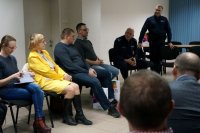 Uczestnicy redebaty rozmawiają z policjantami