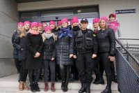 Policjantki i pracownice cywilne przed wejściem do komendy