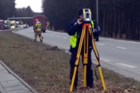 Policjant dokonuje pomiaru na miejscu zdarzenia