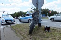 Widok na motorower i dwa radiowozy