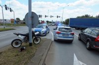 Widok na skrzyżowanie, na pierwszym planie motorower i radiowóz