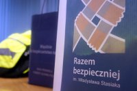 Razem bezpieczniej - napis na papierowej torbie okolicznościowej