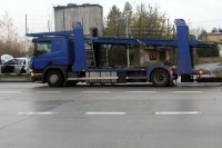 Scania, a poza jezdnią zmieciona przed nią toyota