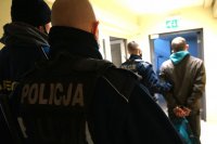 Policjanci prowadzą dwóch włamywaczy