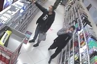 Wizerunek dwóch mężczyzn podejrzewanych o kradzież