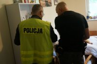 Technik kryminalistyki wraz z referentem podczas oględzin mieszkania