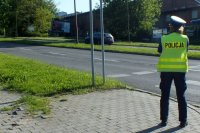 Policjantka podczas pomiaru prędkości, stoi tyłem