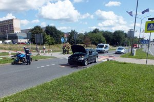 Widok miejsca zdarzenia z udziałem motocykla i samochodu