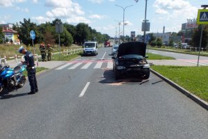 Widok miejsca zdarzenia z udziałem motocykla i samochodu