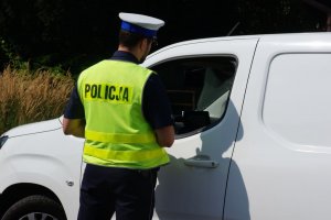 Policjant podczas legitymowania kierowcy