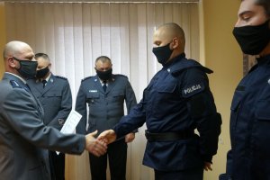 Komendant składa gratulacje nowemu policjantowi