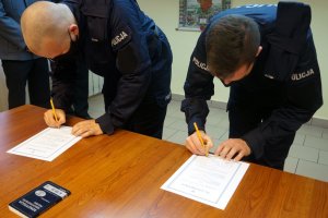 Policjanci podpisują rotę ślubowania