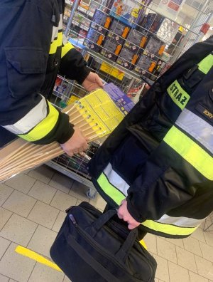 Strażacy sprawdzają, czy fajerwerki posiadają unijne certyfikaty i instrukcje w języku polskim