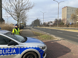 Policjant w trakcie działań &quot;Bezpieczny Pieszy&quot;