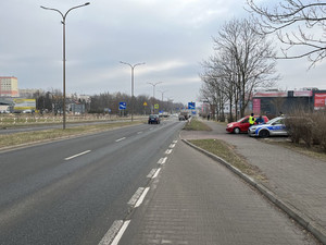 Policjanci wykonują czynności służbowe z kierującym, który dopuścił się wykroczenia