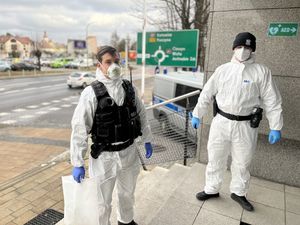 Policjanci ubrani w ubrania chroniące przed koronawirusem