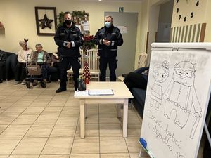 Policjanci w domu seniora