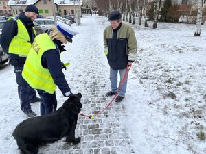 Policjanci rozdają odblaski przechodniom