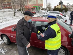 Policjantka przekazuje odblask