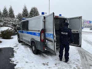 Policjant przed radiowozem