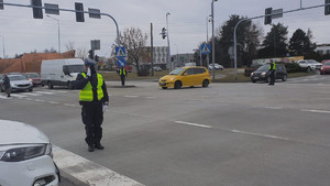 Policjant ręcznie kieruje ruchem