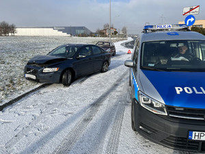 Policjanci w trakcie obsługi zdarzenia drogowego