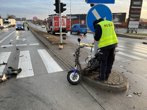 Policjant fotografuje pojazd