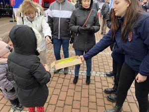 Uczniowie klas mundurowych rozdają odblaski