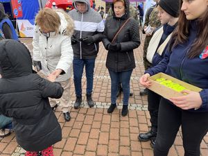 Uczniowie przekazują materiały promujące bezpieczeństwo