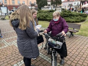 Uczniowie klasy mundurowej przekazują materiały