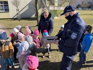 Policjant rozdaje odblaski