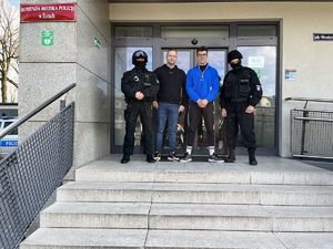 Policjanci i Kacper Blonsky po zakończeniu nagrań do spotu