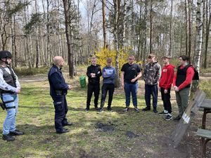 Klasa mundurowa w trakcie zajęć z policjantem