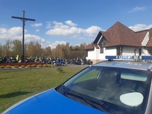 Radiowóz na tle kościoła - rozpoczęcie sezonu motocyklowego