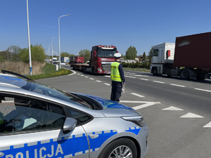 Policjant ruchu drogowego wykonujący czynności w punkcie kontrolnym