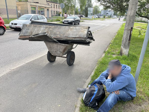 Skradziony złom na wózku oraz ujęty mężczyzna