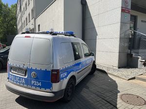 Radiowóz na tle Komendy Miejskiej Policji w Żorach