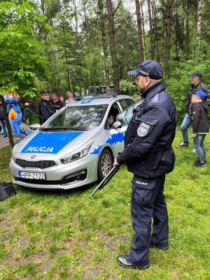 Policjanci przezentują radiowóz