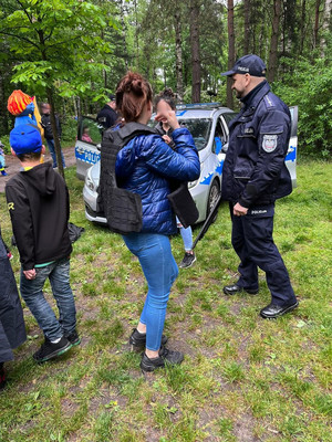 Policjant prezentuje sprzęt policyjny