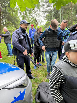 Policjant prezentuje broń