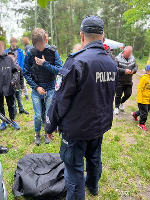 Policjant wraz z uczestnikami spotkania