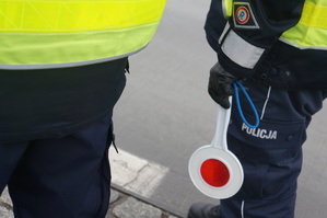 Policjanci przygotowani do kontroli drogowej.