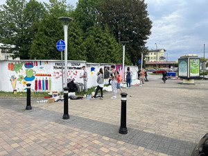 Uliczna galeria o równości w trakcie tworzenia