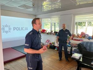 Policjanci prowadzą szkolenie