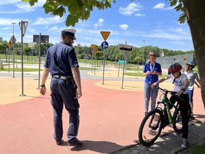 Chłopiec przygotowuje się do egzaminu przeprowadzanego przez policjanta