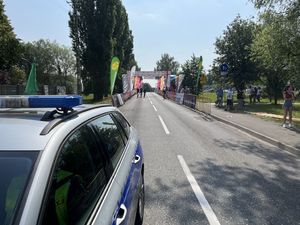 Radiowóz na tle startu Międzynarodowego Wyścigu Kolarskiego „Solidarności” i Olimpijczyków