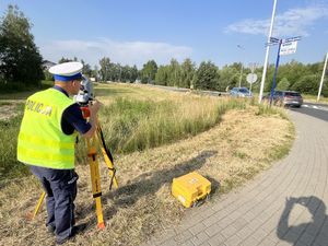 Policjant wykonuje pomiary