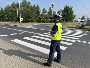 Policjant na miejscu zdarzenia wykonuje pomiary