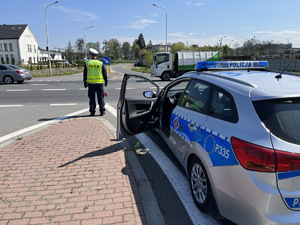 Policjant przed radiowozem